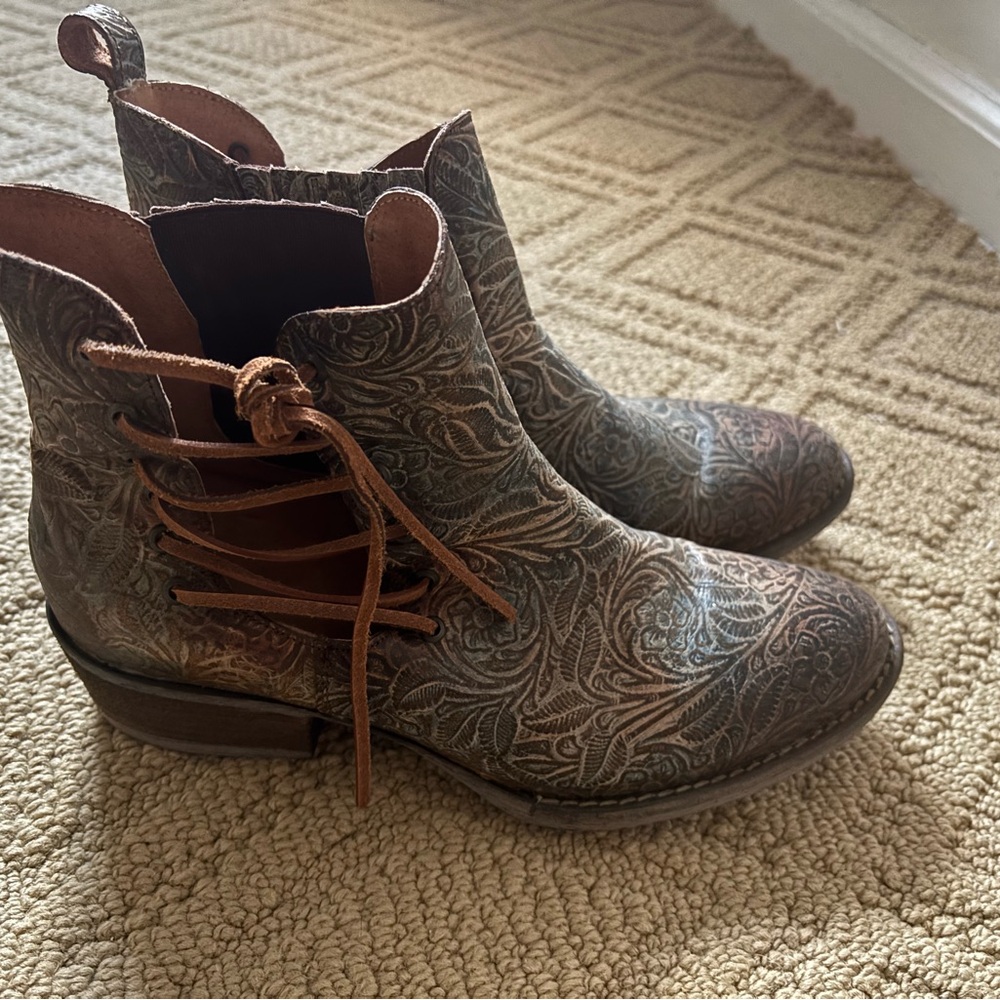 Circle G Textured Brown Ankle Boots